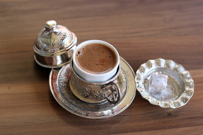 Türk kahvesi sunumu